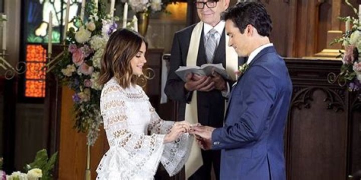 Do ezra and aria end up together?
